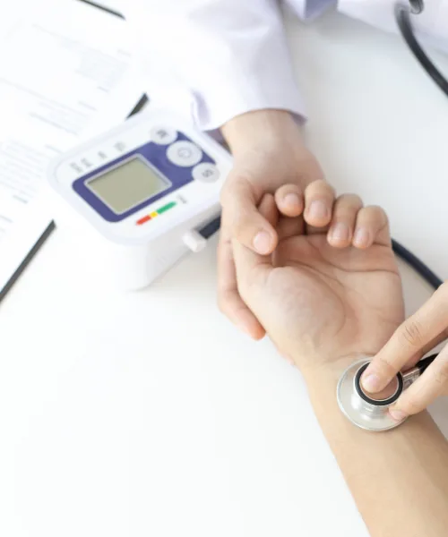 ¿Qué médico trata coartación de la aorta en niños?