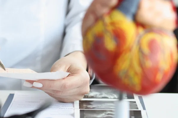 ¿Qué médico trata defectos cardíacos congénitos en niños?